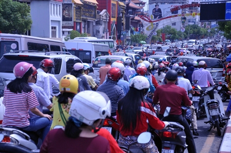 Tin trong nước - Mùng 1 Tết: Người dân đổ xô đi lễ chùa đầu năm, giao thông ách tắc