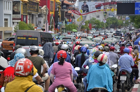 Tin trong nước - Mùng 1 Tết: Người dân đổ xô đi lễ chùa đầu năm, giao thông ách tắc (Hình 2).