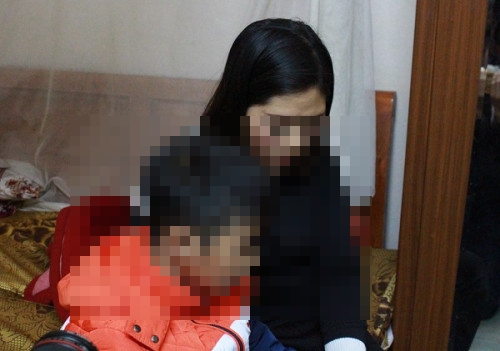 Tin tức - Hà Nội: Bé trai 9 tuổi nghi bị bố đẻ dùng dây điện bạo hành dã man