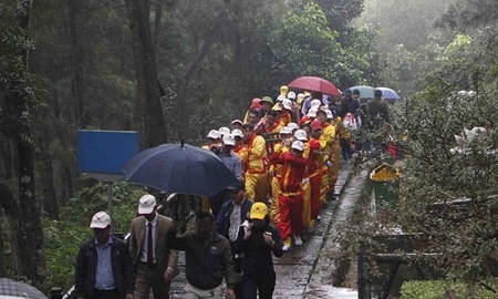 Tin trong nước - Nghệ An: Đội mưa gánh cặp bánh chưng 700kg lên núi dâng thân mẫu Bác Hồ
