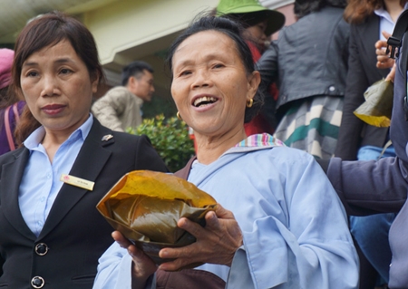 Tin trong nước - Nghệ An: Đội mưa gánh cặp bánh chưng 700kg lên núi dâng thân mẫu Bác Hồ (Hình 3).