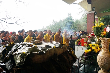 Tin trong nước - Nghệ An: Đội mưa gánh cặp bánh chưng 700kg lên núi dâng thân mẫu Bác Hồ (Hình 2).