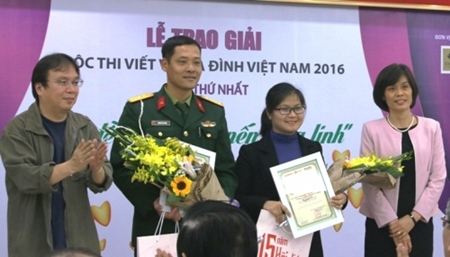 Tin trong nước - Trao giải thưởng “Cuộc thi viết về gia đình Việt Nam 2016” (Hình 3).