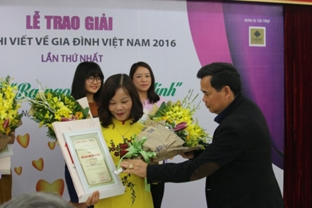 Tin trong nước - Trao giải thưởng “Cuộc thi viết về gia đình Việt Nam 2016” (Hình 4).