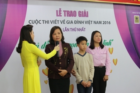 Tin trong nước - Trao giải thưởng “Cuộc thi viết về gia đình Việt Nam 2016” (Hình 5).