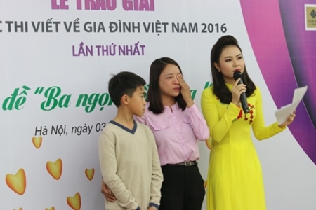 Tin trong nước - Trao giải thưởng “Cuộc thi viết về gia đình Việt Nam 2016” (Hình 6).