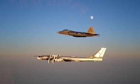 Tin thế giới - Mỹ tung tiêm kích F-22 chặn 2 máy bay ném bom Nga áp sát biên giới