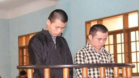 An ninh - Hình sự - Đoạt mạng đồng nghiệp vì chê thịt heo mỡ, 2 thanh niên lãnh án tù