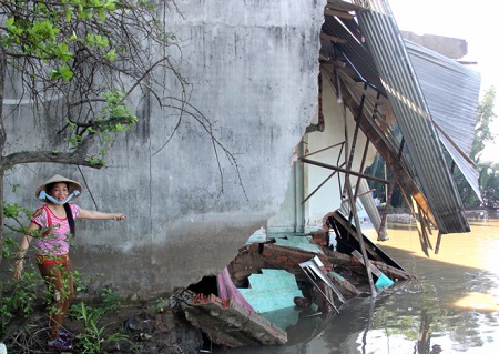 Tin trong nước - Sạt lở trong đêm, 5 căn nhà đổ sụp xuống sông