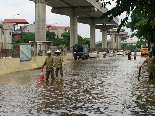 Tin trong nước - Xe 'bơi' trên quốc lộ 32, người ùa ra đường bắt cá sau trận mưa lớn tại Hà Nội (Hình 11).