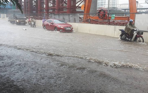 Tin trong nước - Xe 'bơi' trên quốc lộ 32, người ùa ra đường bắt cá sau trận mưa lớn tại Hà Nội (Hình 4).