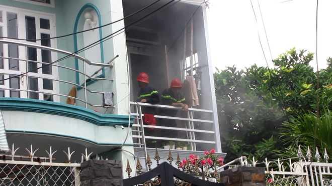 Tin trong nước - Cô gái nhảy từ tầng 2 ngôi nhà cháy (Hình 2).