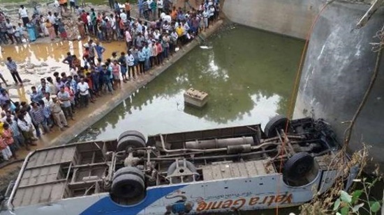 Tin tức - Ấn Độ: Xe buýt lao xuống kênh, ít nhất 36 người chết