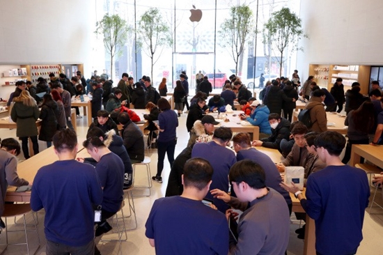 Tin tức - Apple mở cửa hàng đầu tiên tại quê hương của 'đại kình địch' Samsung (Hình 2).
