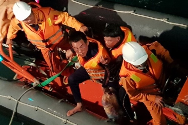 Tin tức - Bốn thuyền viên mất tích do tàu chìm do gặp thời tiết xấu