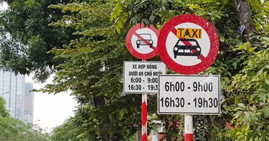 Tin tức - Không gỡ biển cấm taxi ở 11 tuyến phố tại Hà Nội
