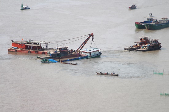 Tin tức - Đã trục vớt thành công sà lan chìm trên sông Sài Gòn