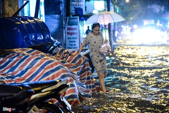 Tin tức - Người Sài Gòn hì hụi đẩy xe, chật vật “bơi” trong biển nước sau trận mưa lớn (Hình 13).