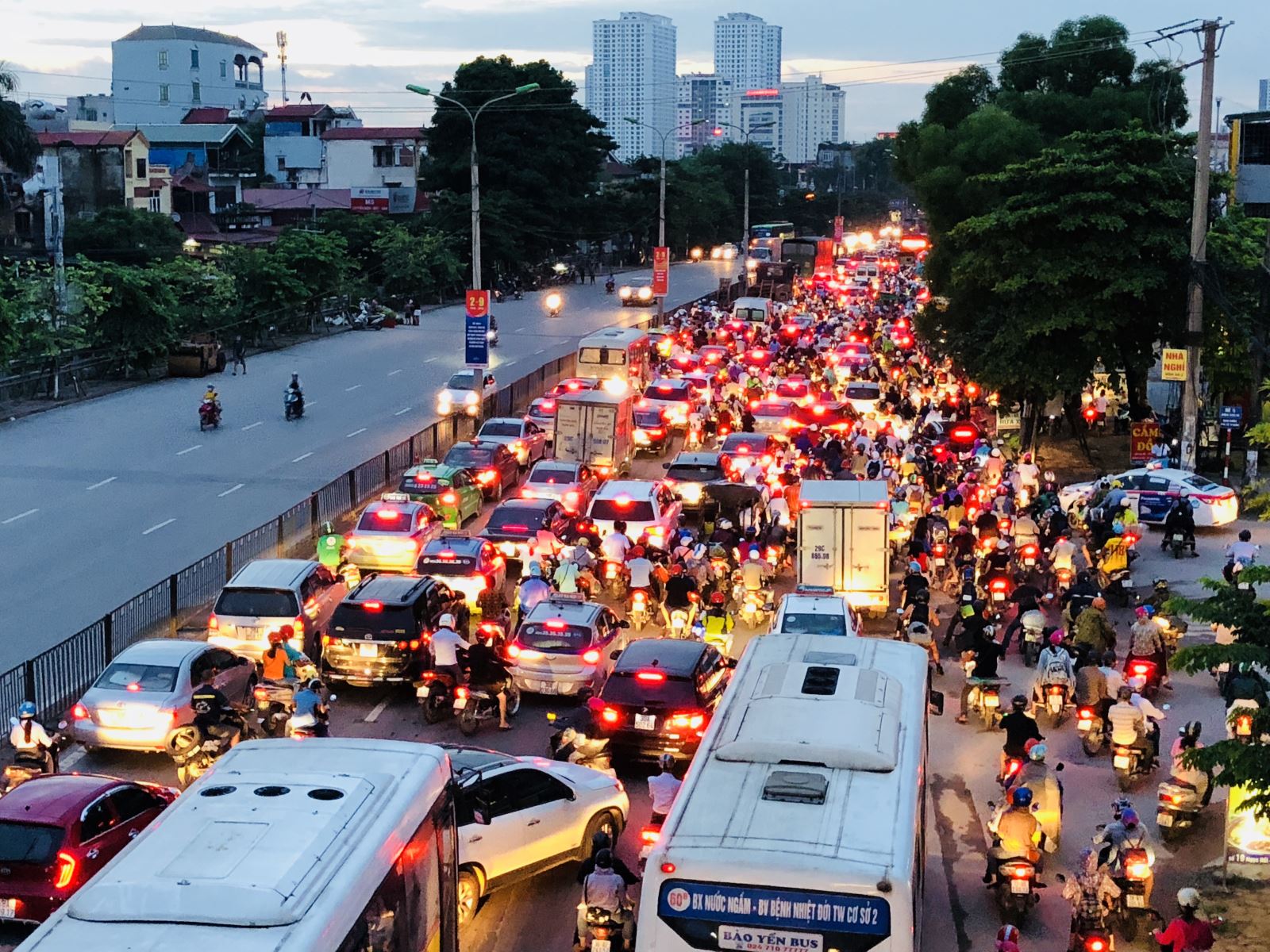 Tin tức - Người dân trở lại Hà Nội sau kỳ nghỉ lễ 2/9, 19h tối cửa ngõ Thủ đô vẫn ùn tắc kéo dài