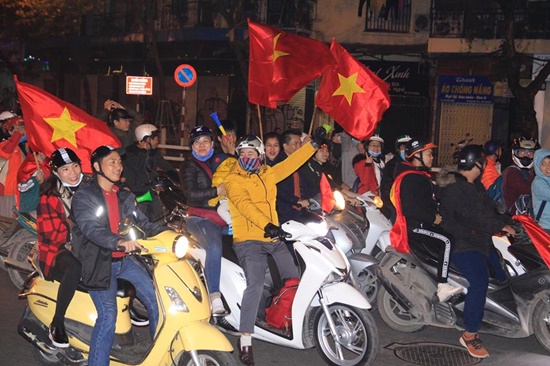 Tin tức - Hàng triệu CĐV vỡ òa hạnh phúc, đổ ra đường mừng đội tuyển Việt Nam lập kỳ tích tại Asian Cup 2019 (Hình 2).