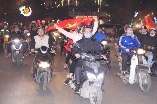 Tin tức - Hàng triệu CĐV vỡ òa hạnh phúc, đổ ra đường mừng đội tuyển Việt Nam lập kỳ tích tại Asian Cup 2019 (Hình 3).