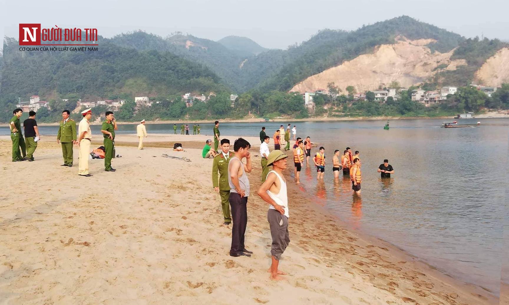 Tin trong nước - Hình ảnh tang thương tại hiện trường vụ 8 học sinh Hòa Bình chết đuối trên sông Đà