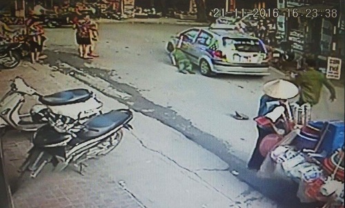 An ninh - Hình sự - Hà Nội: Tạm giữ hình sự lái xe taxi kéo lê cảnh sát