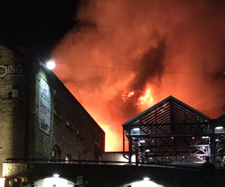 Tin thế giới - Rạng sáng, khu chợ 1.000 cửa hàng ở London chìm trong biển lửa