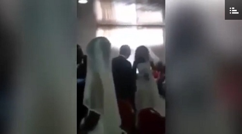 Gia đình - Tình yêu - Chú rể bối rối khi người tình diện váy giống hệt cô dâu đến dự lễ cưới