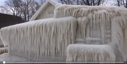 Ăn - Chơi - 'Tròn mắt' chứng kiến ngôi nhà bị chôn vùi hoàn toàn trong băng tuyết (Hình 2).