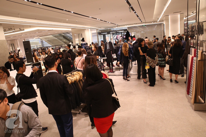 Tin tức - Cửa hàng thời trang Zara Hà Nội đông nghịt khách ngày đầu mở cửa (Hình 2).