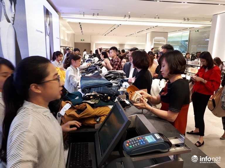 Tin tức - Cửa hàng thời trang Zara Hà Nội đông nghịt khách ngày đầu mở cửa (Hình 3).