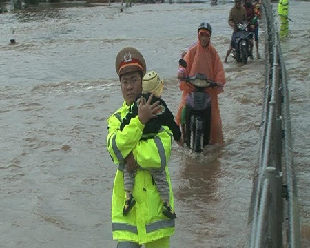 Tin trong nước - Huế: Nước sông tiếp tục dâng cao, nhiều nhà dân ngập nặng hơn 1m (Hình 8).