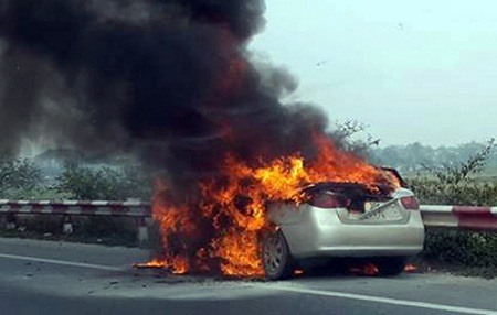 Video-Hot - Ôtô đang chạy bốc cháy trên cao tốc, 5 người thoát chết