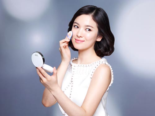 Sức khoẻ - Làm đẹp - Học cách dùng phấn nước trang điểm chuẩn của sao Hàn