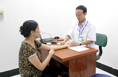Y tế sức khỏe - Người dân Hà Nội và miền Bắc mách nhau điều trị đau khớp, thoái hóa cột sống