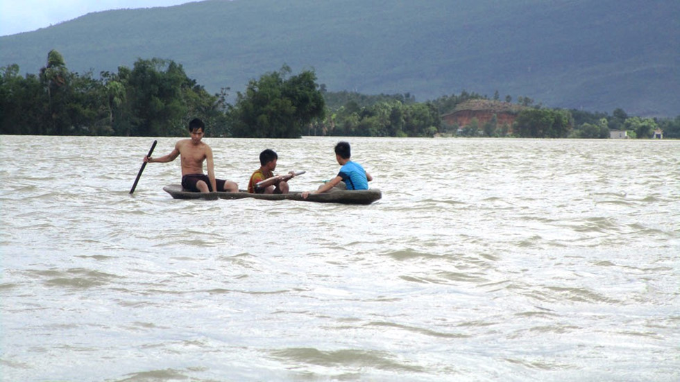 Tin trong nước - Vỡ đê ở Thanh Hóa, hàng trăm hộ dân chìm trong biển nước