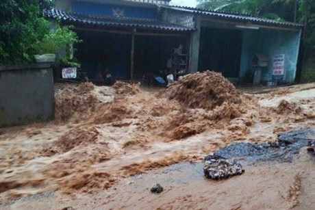Tin trong nước - Lũ lụt lịch sử ở Hòa Bình, gần 20 người bị cuốn mất tích