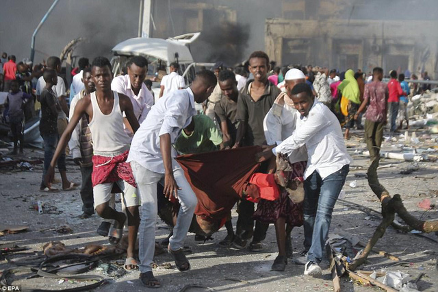 Tin tức - Hiện trường vụ đánh bom đẫm máu khiến 276 người thiệt mạng ở Somalia (Hình 2).