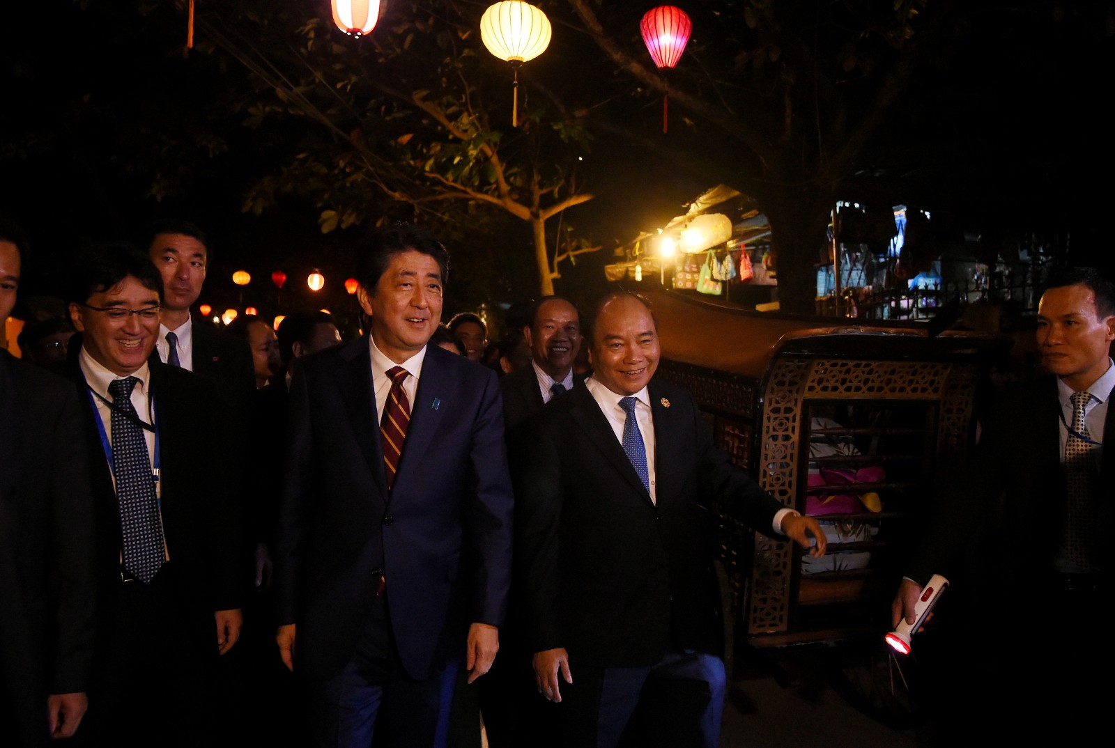Tin trong nước - Thủ tướng Việt Nam, Nhật Bản tản bộ ở Hội An, tham quan 'thuyền hữu nghị'