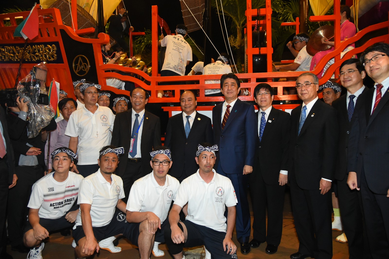 Tin trong nước - Thủ tướng Việt Nam, Nhật Bản tản bộ ở Hội An, tham quan 'thuyền hữu nghị' (Hình 3).