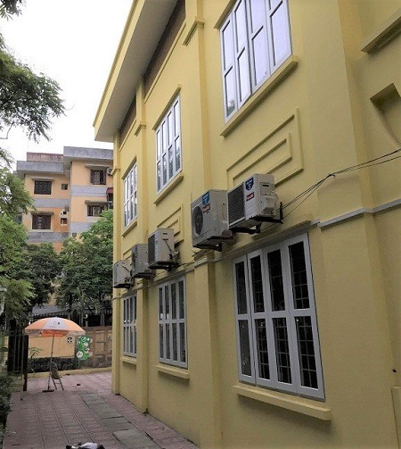 Tin trong nước - Vụ trẻ rơi từ tầng 2 trường mầm non ở Hà Nội: Kỷ luật 2 giáo viên