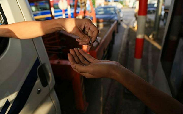 Tin trong nước - Tài xế trả tiền xu 200 đồng khi qua trạm BOT tuyến tránh Biên Hòa
