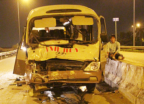 Tin tức - Ô tô khách tông xe container, 2 người bị thương