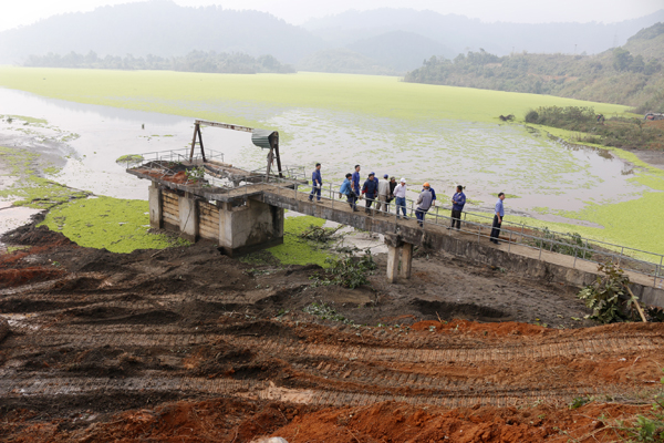 Tin tức - Đã chặn được dòng nước do gẫy trục phai xả tràn của hồ thải ở Lào Cai