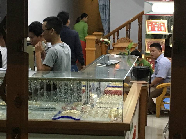 Tin tức - Thanh niên bịt khẩu trang, cầm búa xông vào cướp tiệm vàng ở Quảng Nam