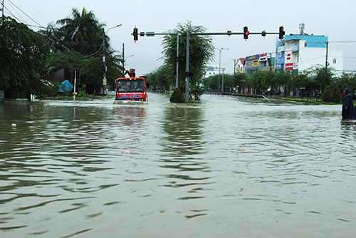 Tin tức - Quốc lộ 1A qua Quảng Nam 'tê liệt', người dân dùng bè tự chế 'bơi' trên phố