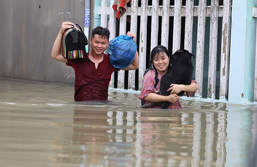 Tin tức - Quốc lộ 1A qua Quảng Nam 'tê liệt', người dân dùng bè tự chế 'bơi' trên phố (Hình 2).