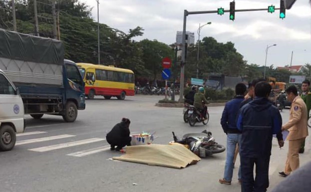 Tin tức - Hà Nội: Đứng chờ đèn đỏ, nam thanh niên bị xe khách đâm tử vong