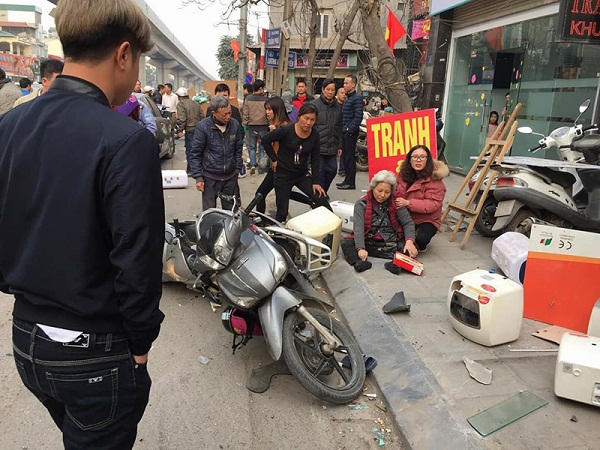 Tin tức - Xe Camry gây tai nạn liên hoàn trên phố Hà Nội chiều 28 Tết (Hình 2).